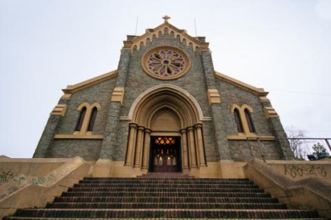 Cuando en 1952 se cumplieron 100 años de explotación carbonífera, los restos de Matías Cousiño, uno de los empresarios que impulsó esta industria, se llevaron hasta la Parroquia San Matías Apóstol. Ubicada a sólo una cuadras del Pabellón 83, fue construida en 1922 con un estilo gótico, lo que la diferencia de otros edificios religiosos y la convierten en una de las postales de la ciudad.